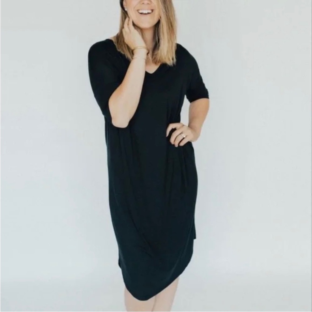 Carly Jean Los Angeles Black V-Neck Midi T-Shirt Dress - Size Medium